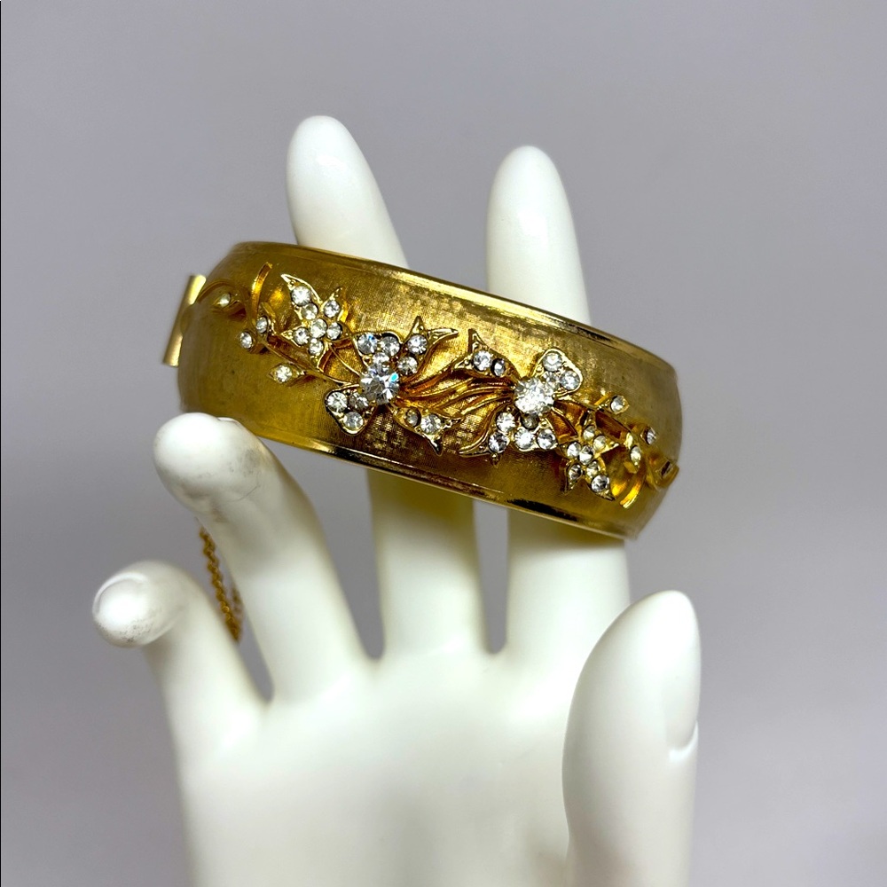 Beautiful Coro Pegasus Brushed Gold Floral Bracelet